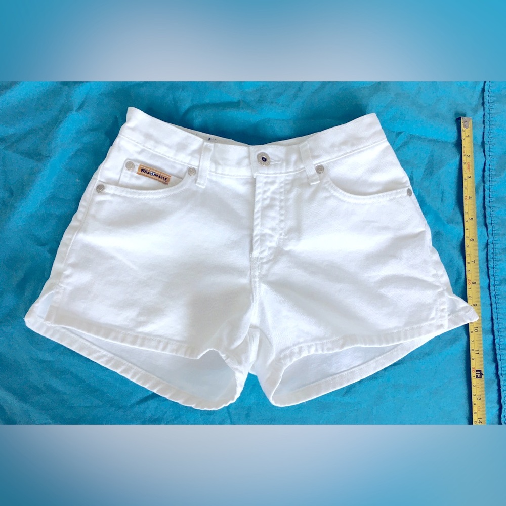 90’s EUC Blue Asphalt crisp white jean shorts with side slits.